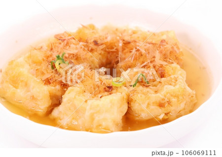 揚げ出し豆腐　つゆ　かつお節　豆腐料理　明るい背景 106069111