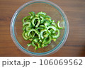 カットされたゴーヤ 106069562