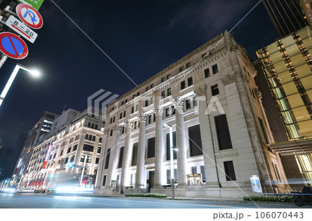 日本の東京都市景観 東京・日本橋。三井住友信託銀行や室町二丁目の交差点周辺などを望む 日本の東京都市景観 東京・日本橋。三井住友信託銀行や室町二丁目の交差点周辺などを望む 106070443