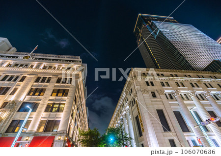 日本の東京都市景観 東京・日本橋。三越や室町二丁目の交差点周辺などを望む 106070686