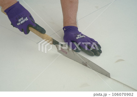 ケイ酸カルシウム板を切断する職人さんの手元　02　ケイカル 106070902