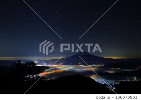 御坂山地から望む富士山と雲海を湛える河口湖の夜景 御坂山地から望む富士山と雲海を湛える河口湖の夜景 106070903