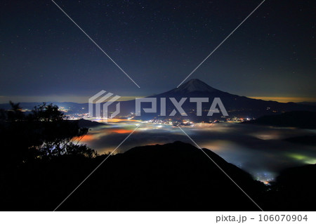 御坂山地から望む富士山と雲海を湛える河口湖の夜景 御坂山地から望む富士山と雲海を湛える河口湖の夜景 106070904