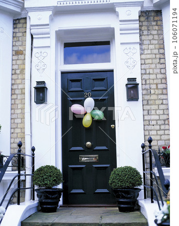 ロンドンの住宅街 玄関の飾りつけ 106071194