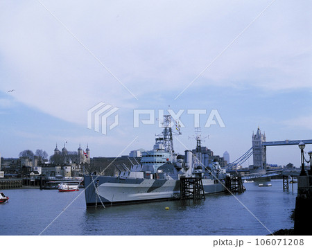 テムズ川に係留されているイギリス海軍ベルファスト記念艦 テムズ川に係留されているイギリス海軍ベルファスト記念艦 106071208