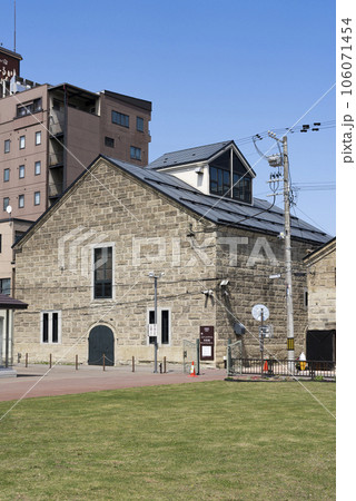 【縦写真】小樽芸術村のステンドグラス美術館 106071454