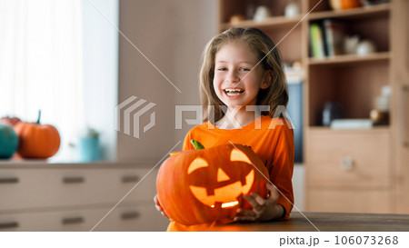 girl with carving pumpkin 106073268