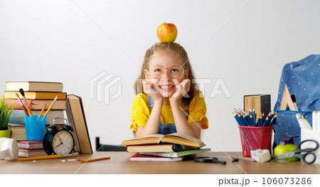 Kid is learning in class 106073286