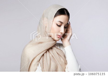 beautiful islamic young woman with Make-up. beauty girl in hijab 106075135