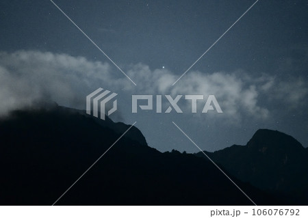 北杜市白州町、月が照らす南アルプスの山々と明るく輝くアークトゥルス 北杜市白州町、月が照らす南アルプスの山々と明るく輝くアークトゥルス 106076792