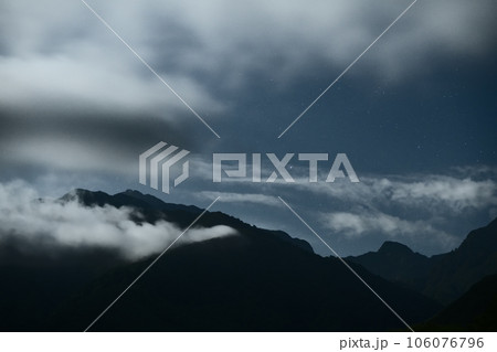 北杜市白州町、月が照らす南アルプスの山々と明るく輝くアークトゥルス 北杜市白州町、月が照らす南アルプスの山々と明るく輝くアークトゥルス 106076796