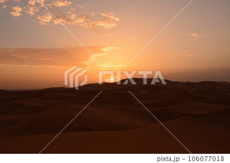 サハラ砂漠の日の出 106077018