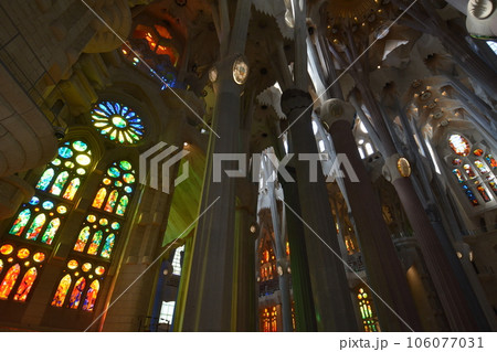 サグラダファミリアの綺麗なステンドグラス 106077031