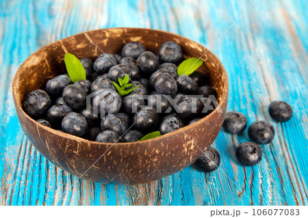 Blueberries in a wooden bowl 106077083