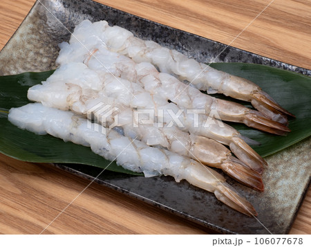 殻をむいたバナメイエビ 106077678