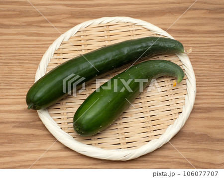 曲がったキュウリ 曲がったキュウリ 106077707