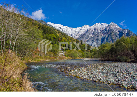上高地の絶景 冠雪する北アルプス 上高地の絶景 冠雪する北アルプス 106078447
