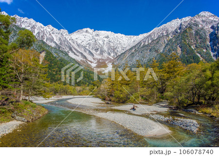 秋の上高地【河童橋から見る冠雪した北アルプスの絶景】 106078740