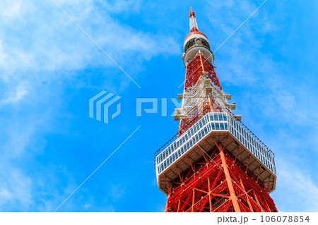 東京　港区　東京タワーと青空 106078854