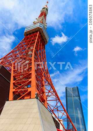 東京　港区　東京タワーと青空 106078863
