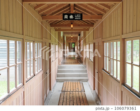 北海道開拓の村　旧札幌農学校寄宿舎（恵迪寮）の渡り廊下 106079361