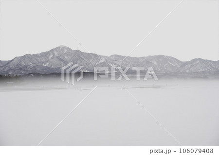 雪に霞む米山を望む 106079408