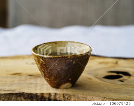 信楽焼の酒器で呑む日本のお酒は旨い 106079429