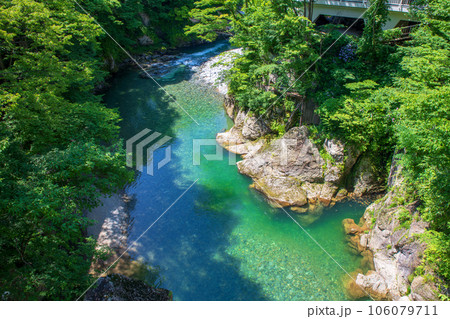 水上峡　利根川　みなかみ温泉　水上橋からの眺め　　　 106079711