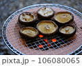 七輪の炭火で焼くシイタケ 106080065