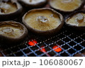 七輪の炭火で焼くシイタケ 106080067