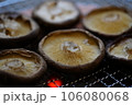 七輪の炭火で焼くシイタケ 106080068