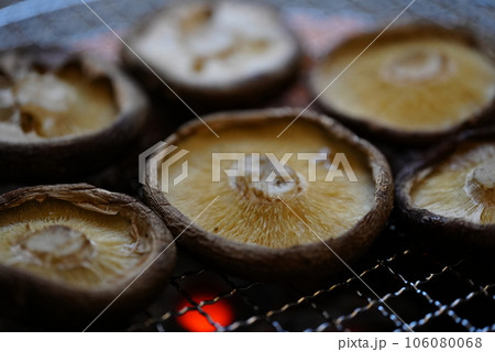 七輪の炭火で焼くシイタケ 106080068