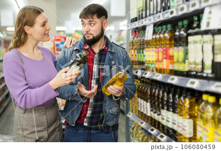 couple choosing organic vegetable oil 106080459