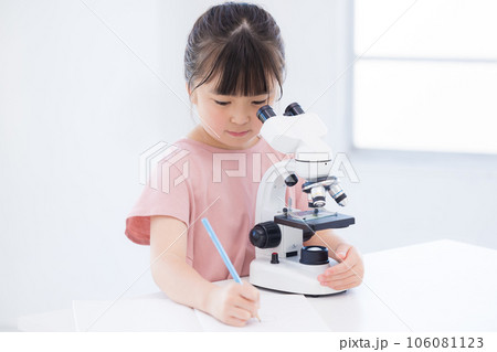 顕微鏡を覗く小学生の女の子 106081123