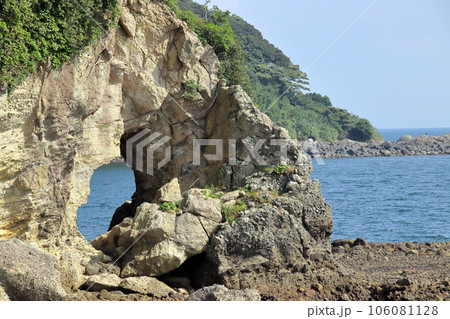 長崎の牧島の海岸と穴の開いた岩場 106081128