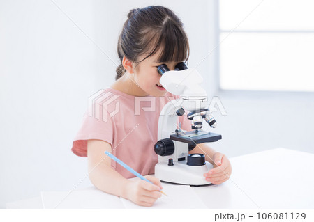 顕微鏡を覗く小学生の女の子 106081129
