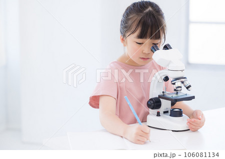 顕微鏡を覗く小学生の女の子 106081134