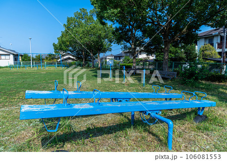 夏空の公園で一人寂しく横たわる青いシーソー(横)① 夏空の公園で一人寂しく横たわる青いシーソー(横)① 106081553