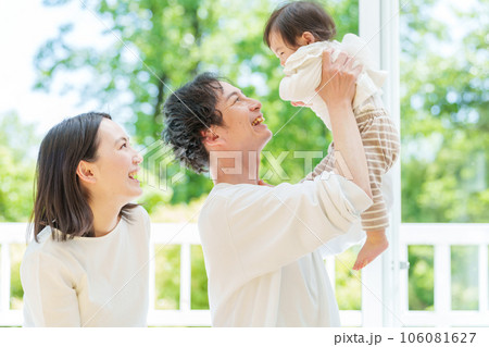 赤ちゃんを持ち上げるお父さん 赤ちゃんを持ち上げるお父さん 106081627