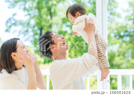 赤ちゃんを持ち上げるお父さん 赤ちゃんを持ち上げるお父さん 106081628