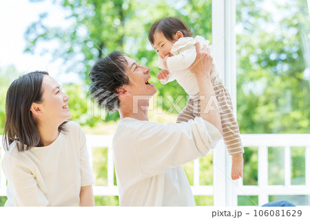赤ちゃんを持ち上げるお父さん 赤ちゃんを持ち上げるお父さん 106081629