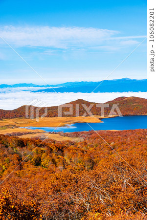 猫魔ヶ岳から雄国沼と会津盆地の雲海の眺め（秋） 106082201