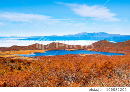猫魔ヶ岳から雄国沼・会津盆地の雲海・飯豊山の眺め（秋） 106082202