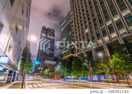 日本の東京都市景観 蒸し暑い休日の夜。東京・大手町のオフィス街、人影は少ない=8月19日 日本の東京都市景観 蒸し暑い休日の夜。東京・大手町のオフィス街、人影は少ない=8月19日 106082280