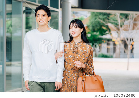 お出掛けをするカップル（夫婦） 106082480