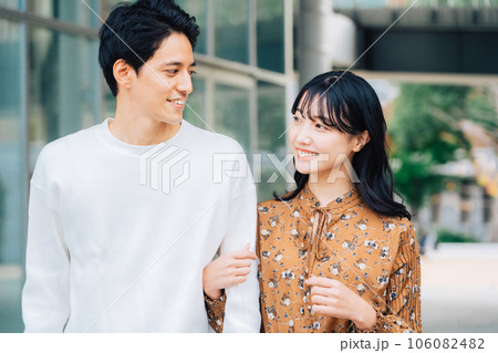 お出掛けをするカップル(夫婦) お出掛けをするカップル(夫婦) 106082482