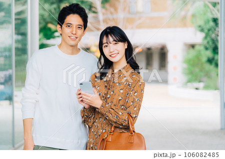 お出掛けをするカップル（夫婦） 106082485