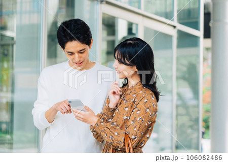 お出掛けをするカップル(夫婦) お出掛けをするカップル(夫婦) 106082486