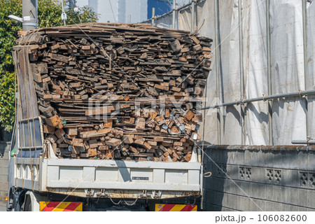 解体工事の廃木材を回収するトラック 106082600