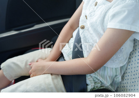 自動車のジュニアシートに座る子供 自動車のジュニアシートに座る子供 106082904